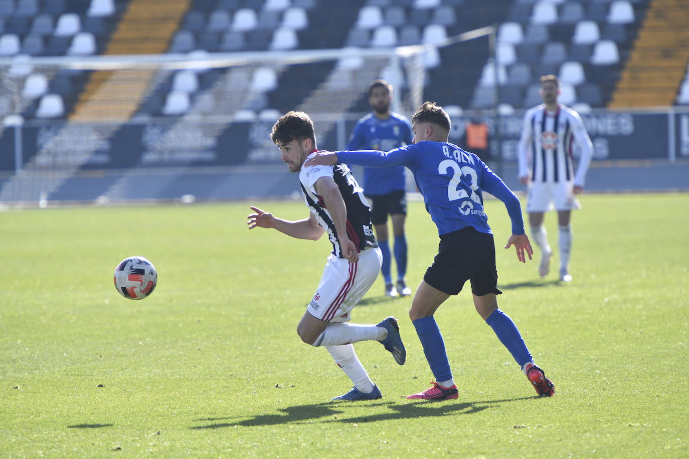 Fotos: El Badajoz vence al Melilla por 2-0 en el Nuevo Vivero