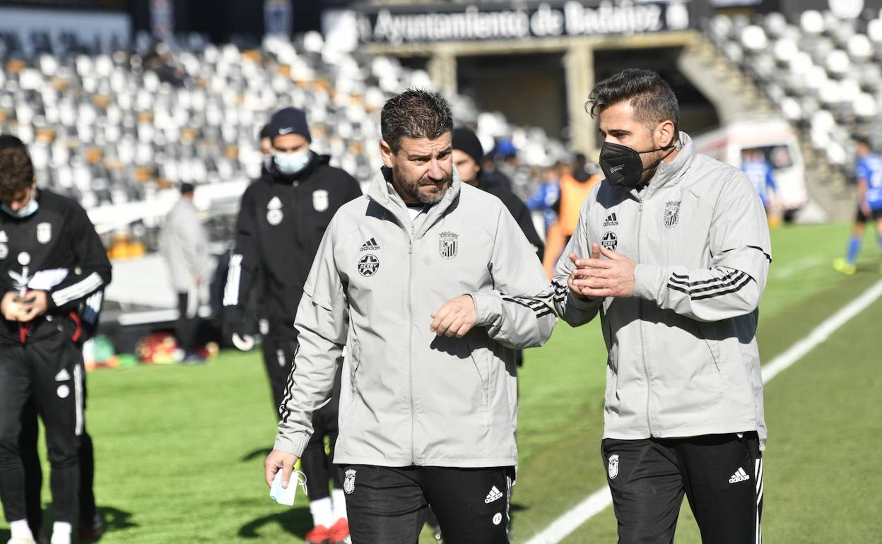 El técnico Fernando Estévez intercambia impresiones con su ayudante Antonio Castaño durante el partido del Badajoz ante el Melilla. 