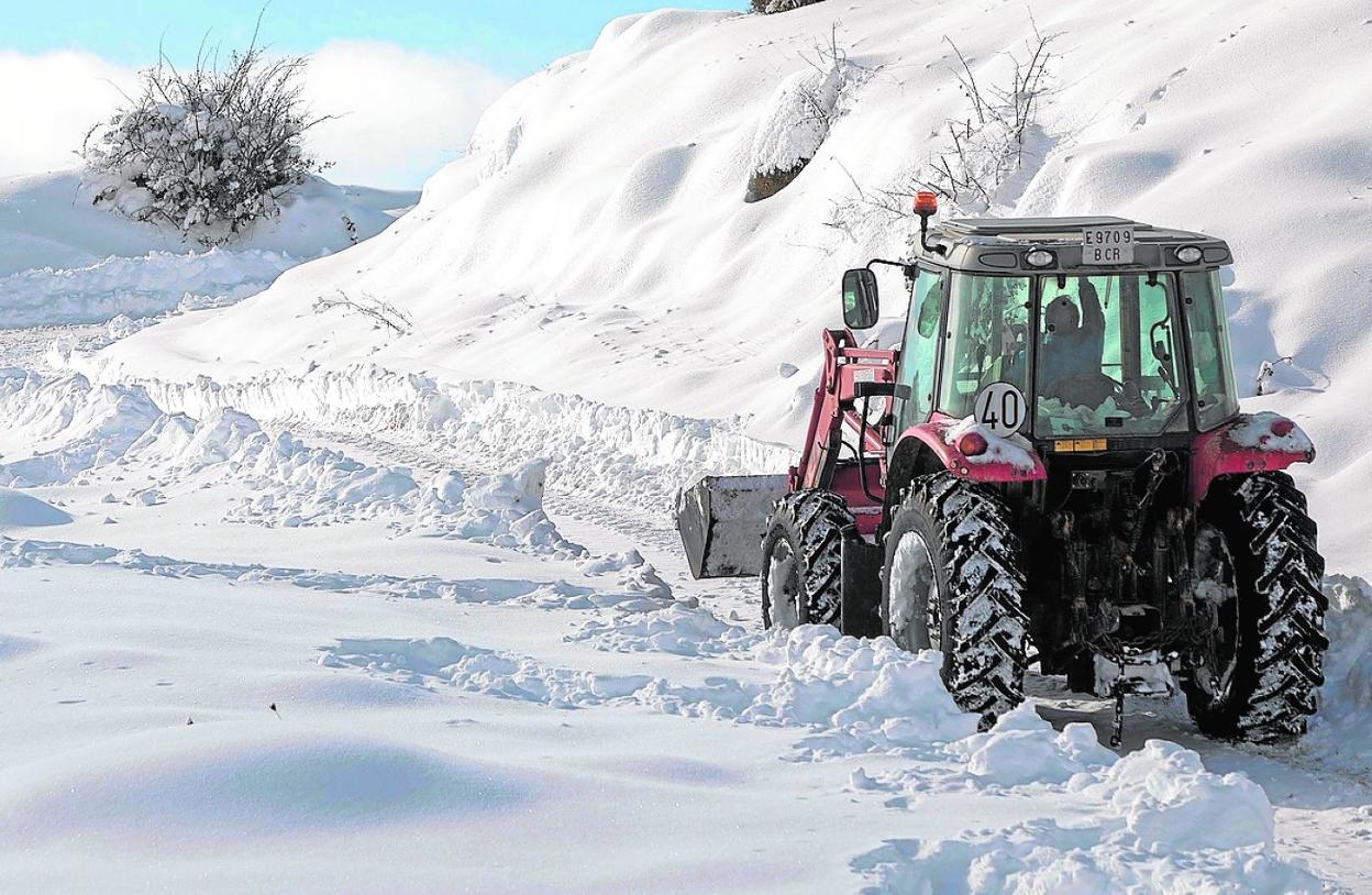 Un tractor agrícola limpia de nieve una carretera en Morella (Castellón). 