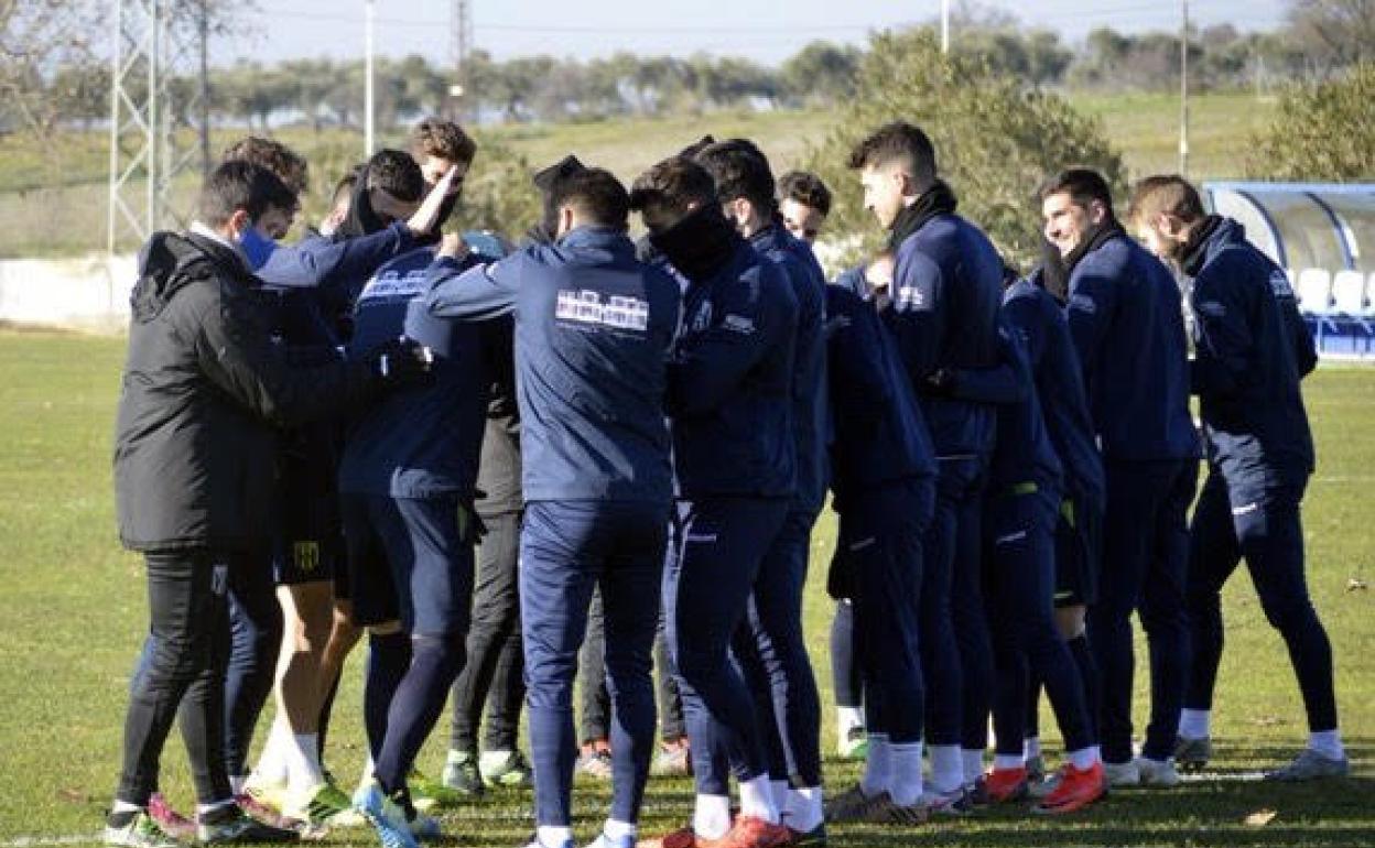 Los jugadores le dan la bienvenida a Rocha en el entrenamiento. @Merida_AD