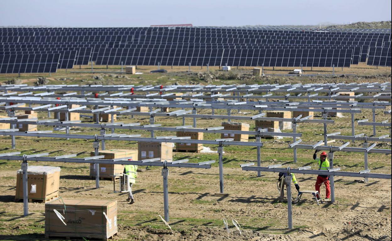 La construcción de la tercera planta fotovoltaica de Alter Enersun en Cáceres creará 600 puestos directos