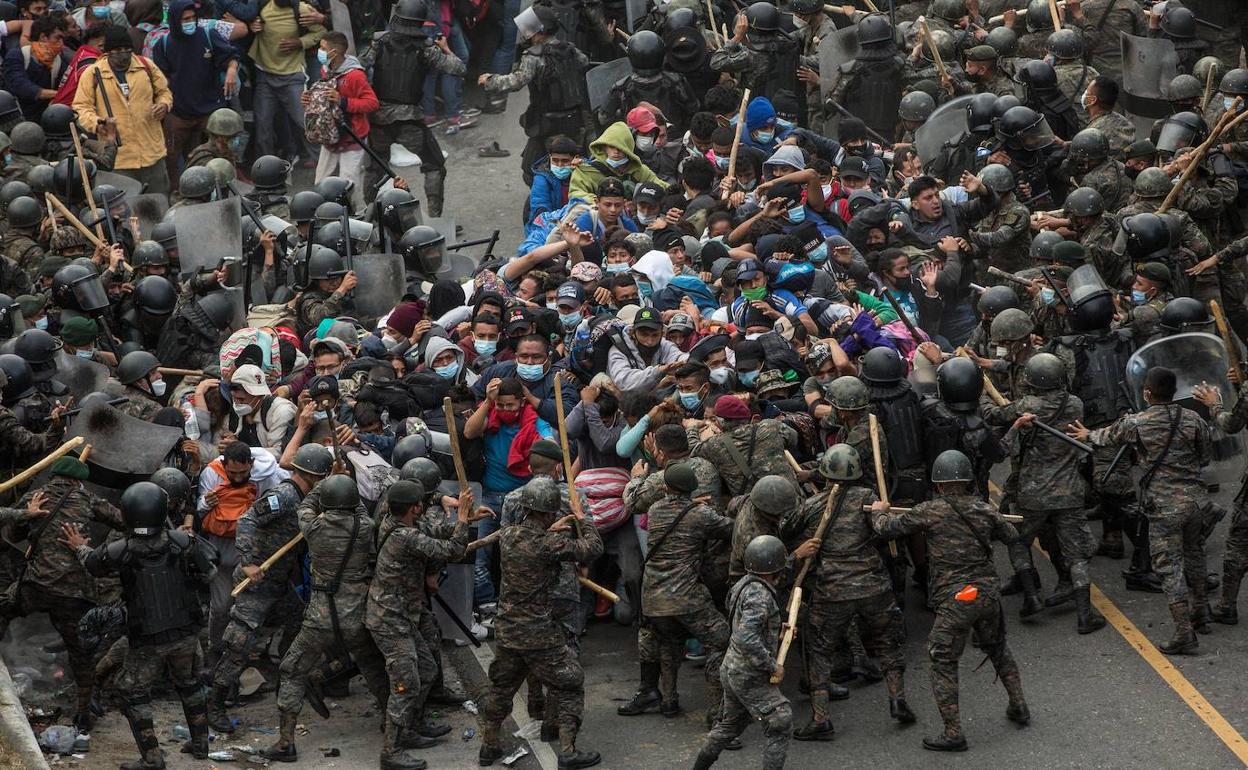 Soldados guatemaltecos detienen y golpean a migrantes hondureños en Chiquimula.