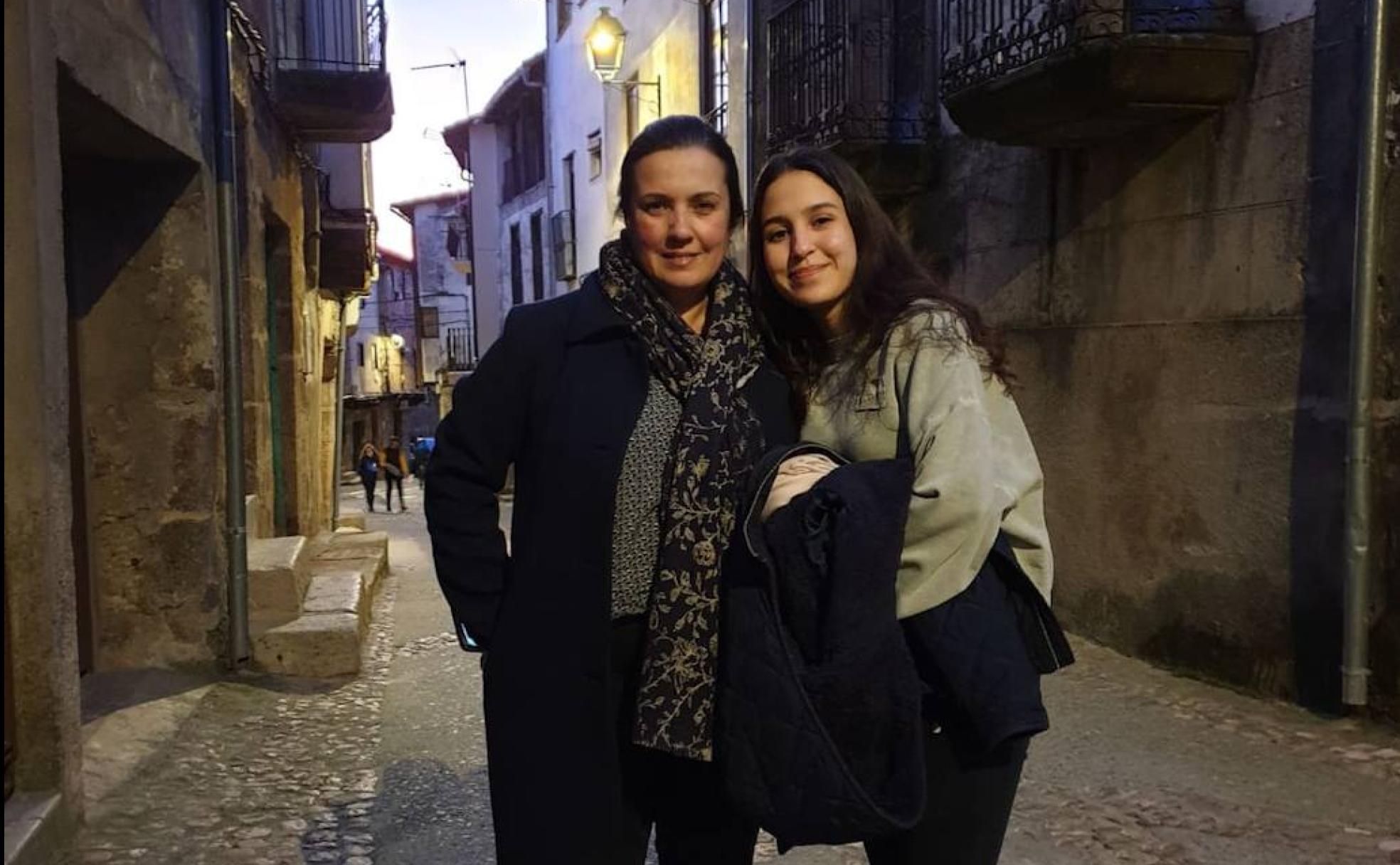 Eva González con su hija Nuria en San Martín de Trevejo