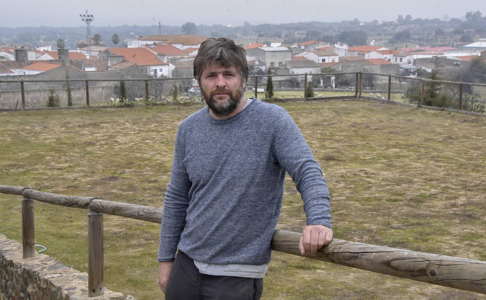 Pedro Pulido, de 42 años, ayer con su pueblo al fondo. 