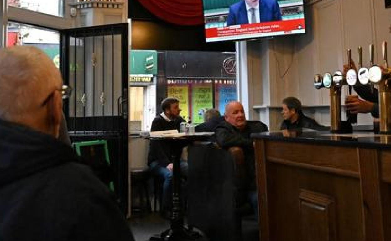 La Policía Local de Badajoz denuncia a dos bares con clientes dentro