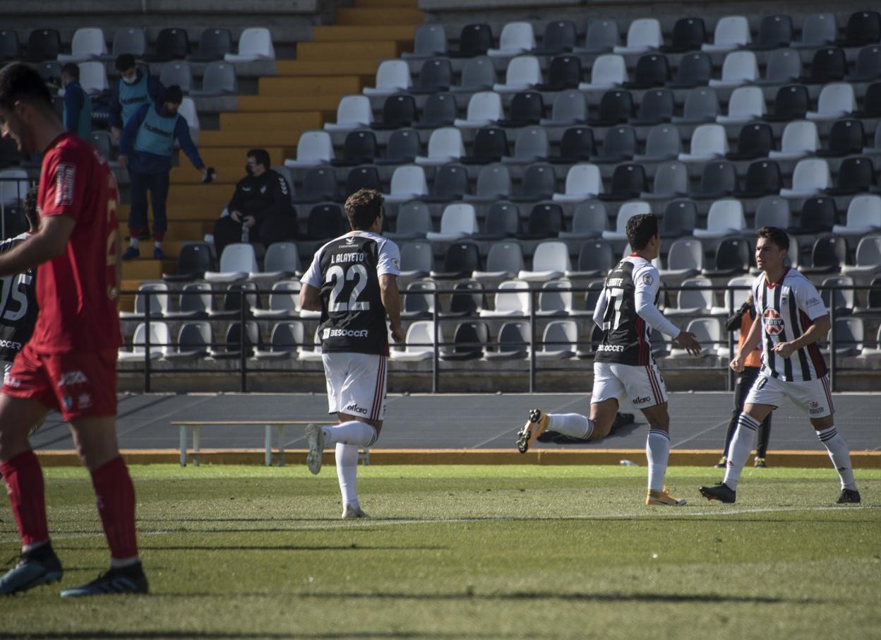 Alayeto y Jesús Clemente corren a felicitar a Aitor Pascual por su gol de falta que supuso el 3-0 para el Badajoz. 