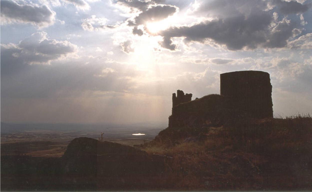 Silueta del castillo de Magacela. 