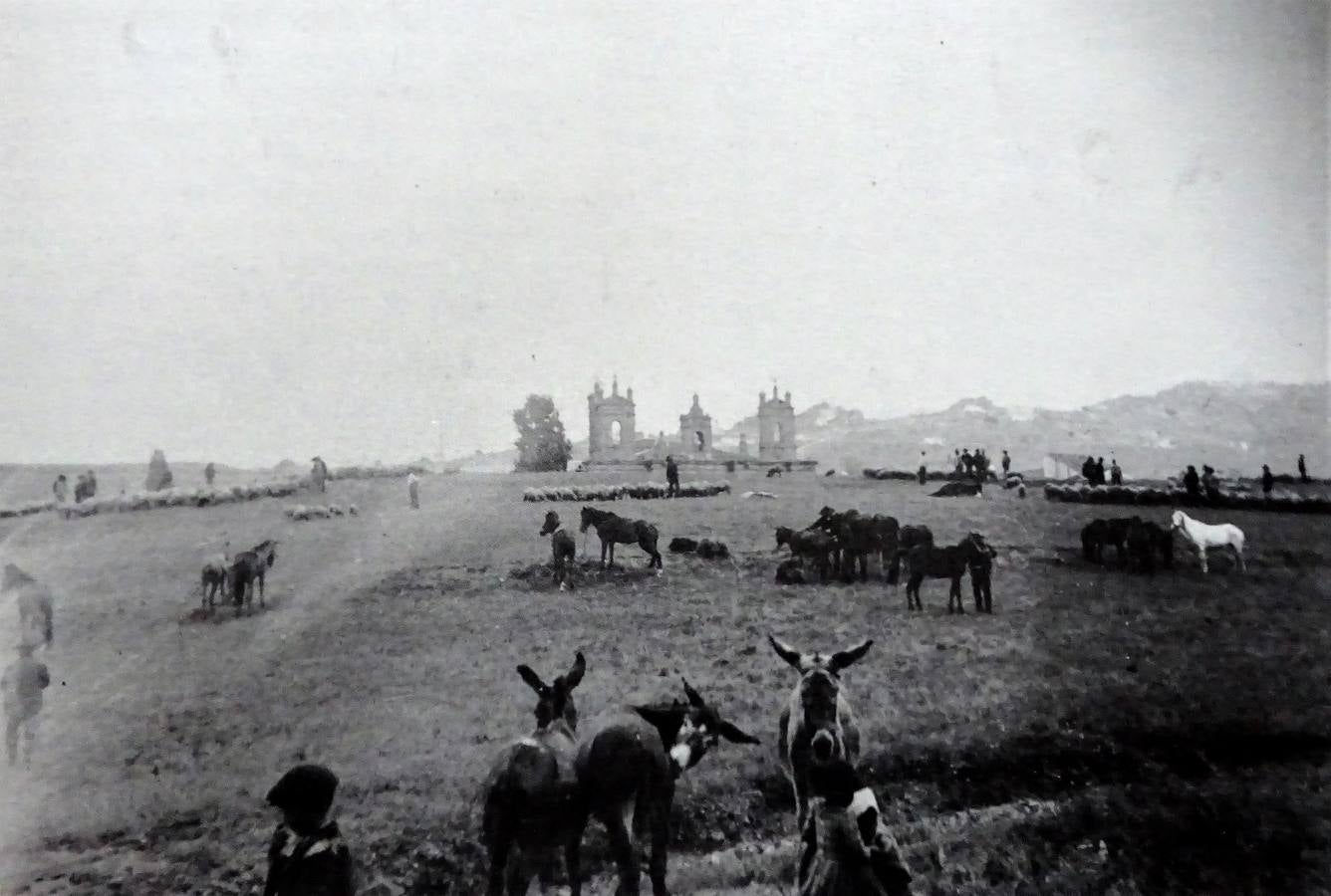 Fotografía de 1900 de la Feria de Ganado en el Rodeo, con el Monasterio de San Francisco al fondo.