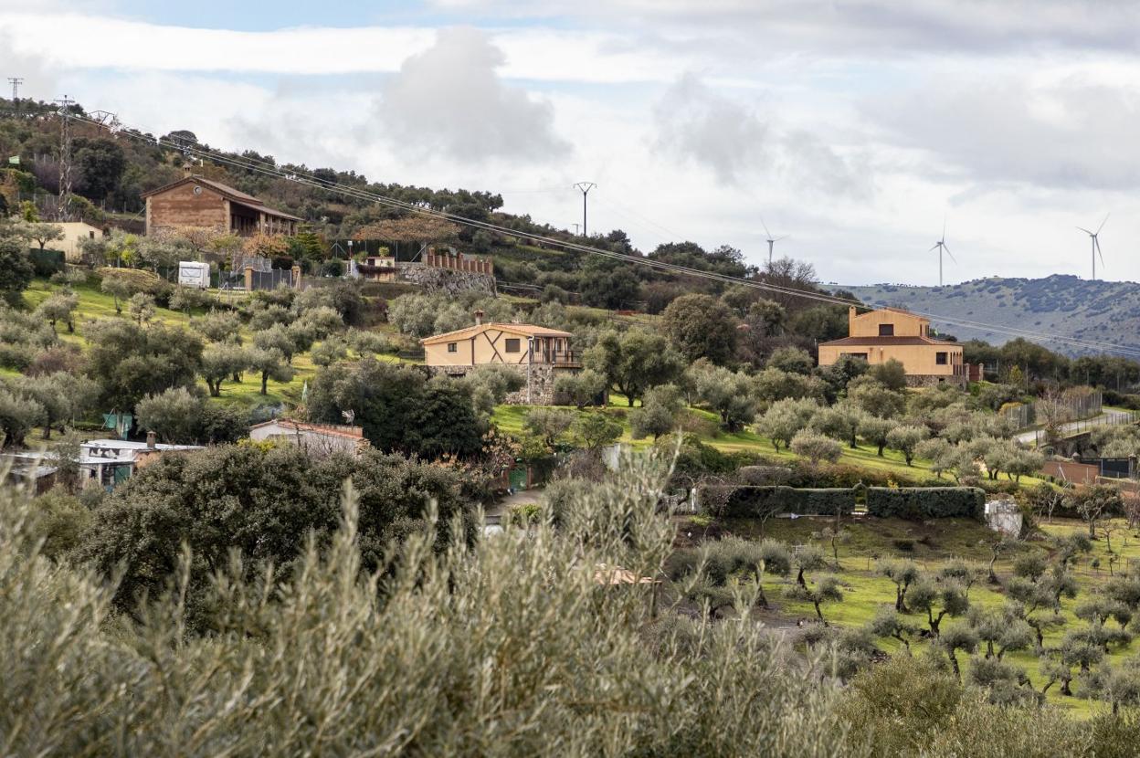 Algunas de las muchas viviendas levantadas en la sierra de Santa Bárbara. 
