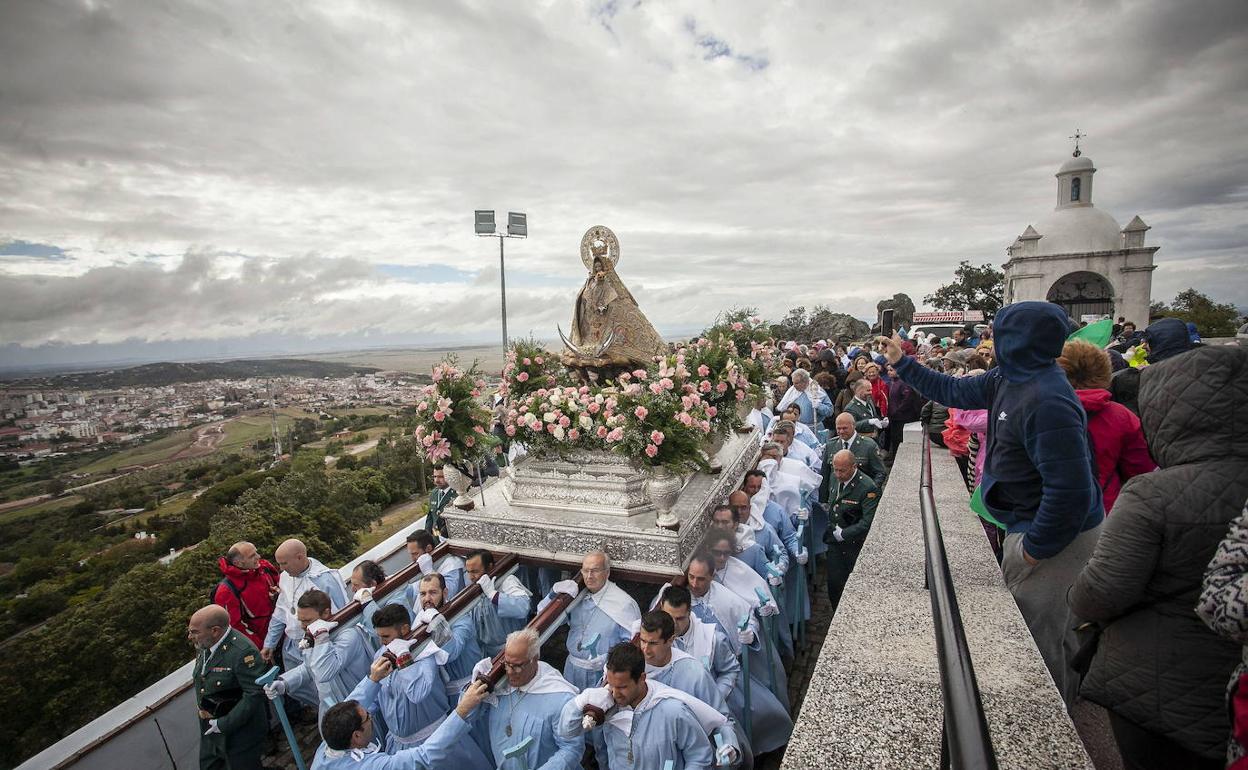 Inicio de la procesión de bajada de la patrona desde su Santuario en 2019, la última celebrada. 