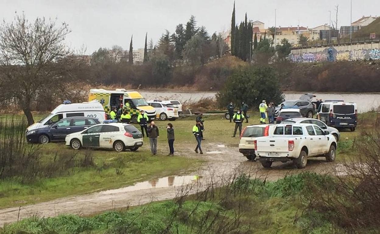 Localizan el cuerpo del tercer operario que iba en la barca que ha volcado en Badajoz