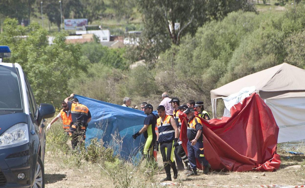 Efectivos de Protección Civil, bomberos, Cruz Roja y policía en el lugar donde apareció el cuerpo de un chico ahogado en el Guadiana en abril de 2013.