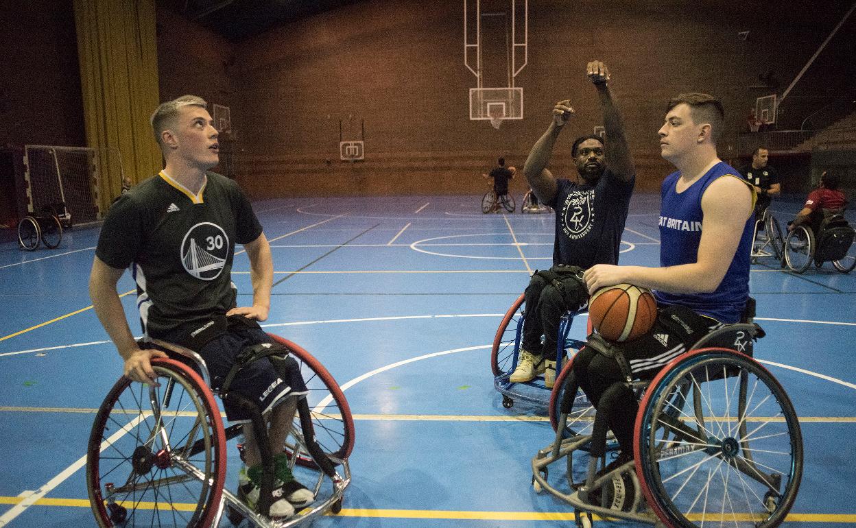 Entrenamiento del Mideba, con Scott y Bates. 