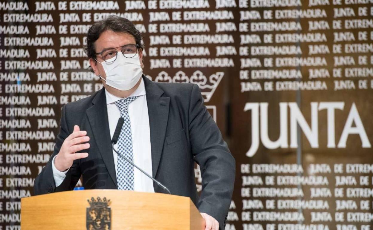 El consejero de Sanidad, José María Vergeles, ayer durante su comparecencia.