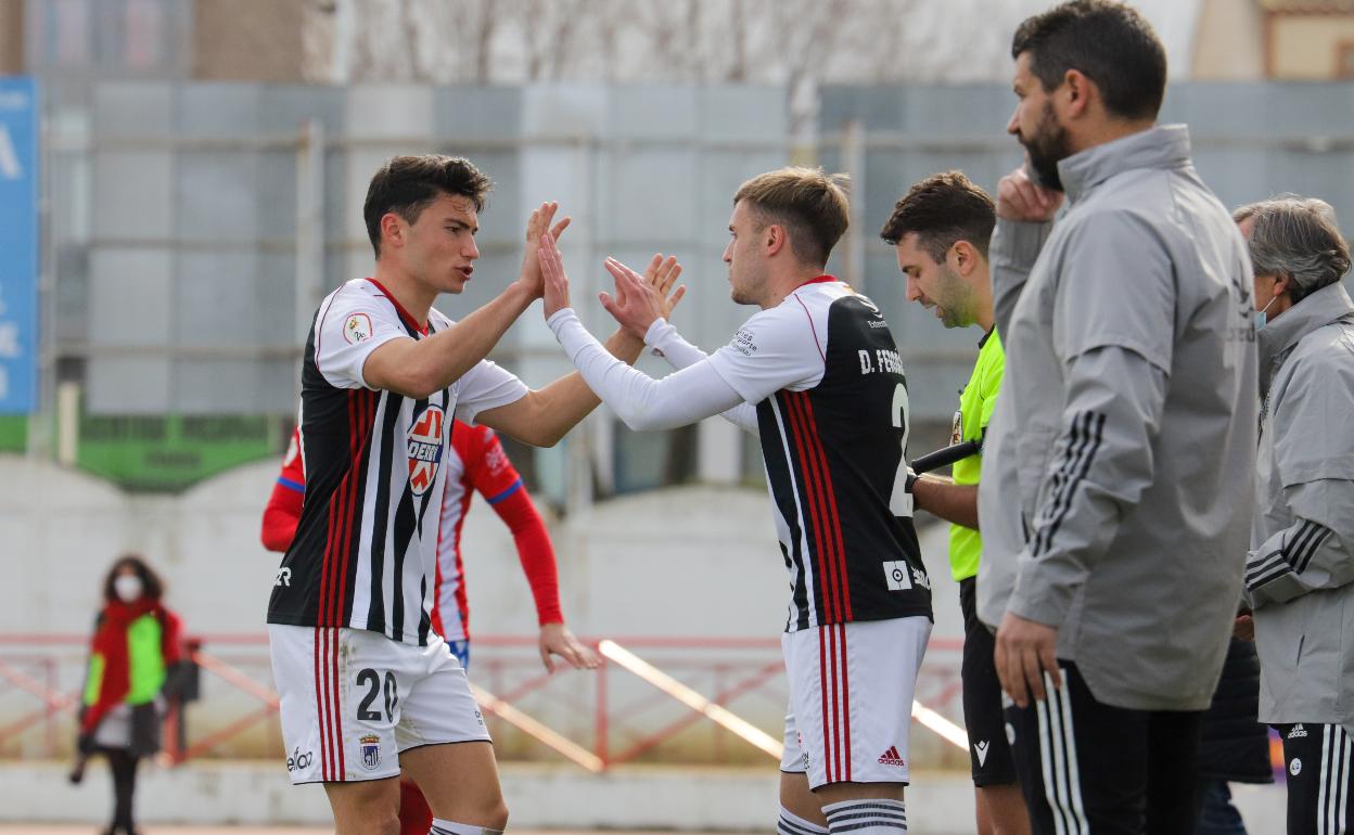 Aitor Pascual cede su sitio a Dani Fernández, que en Don Benito jugó su primer partido como suplente. 