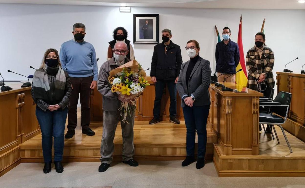 José Velarde, en el centro, acompañado de la alcaldesa, algunos concejales y una compañera del juzgado