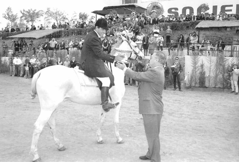 Entregando un premio el 08.04.96