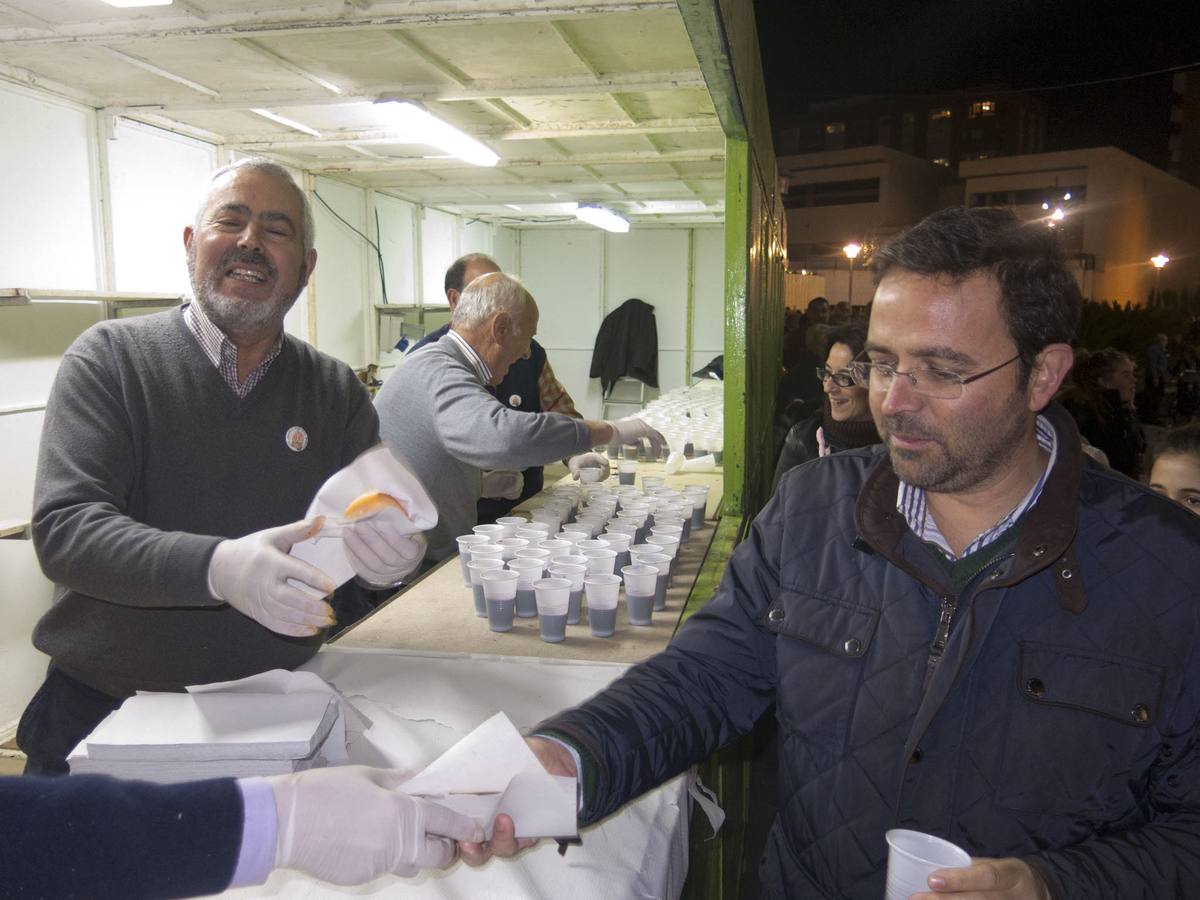 Reparto de bocadillo y vino en las fiestas de las Candelas de Santa Marina, 2014