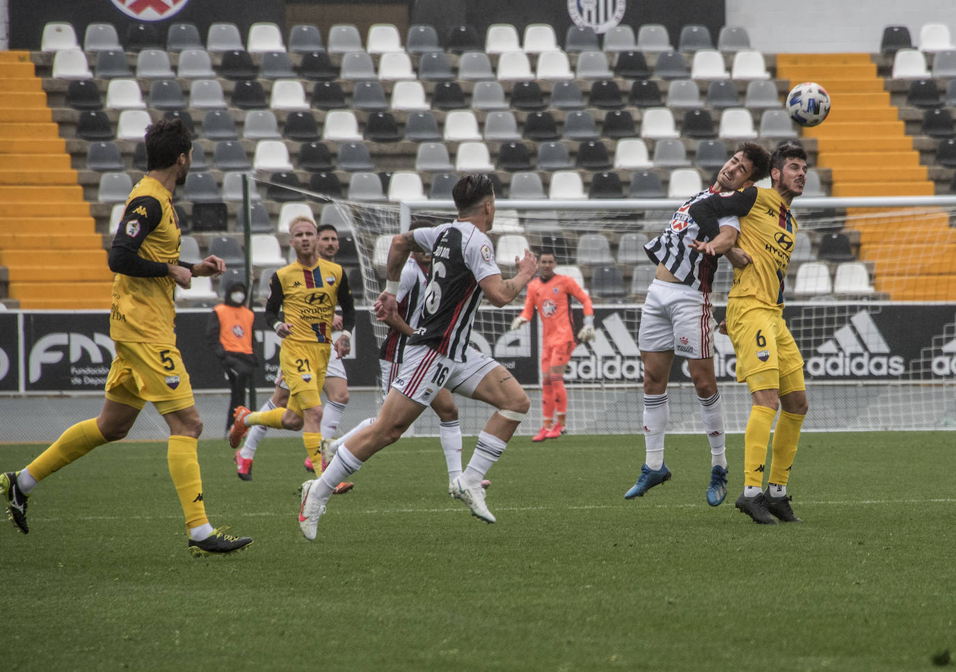 Fotos: El Badajoz se impone al Extremadura en un derbi trepidante (2-1)