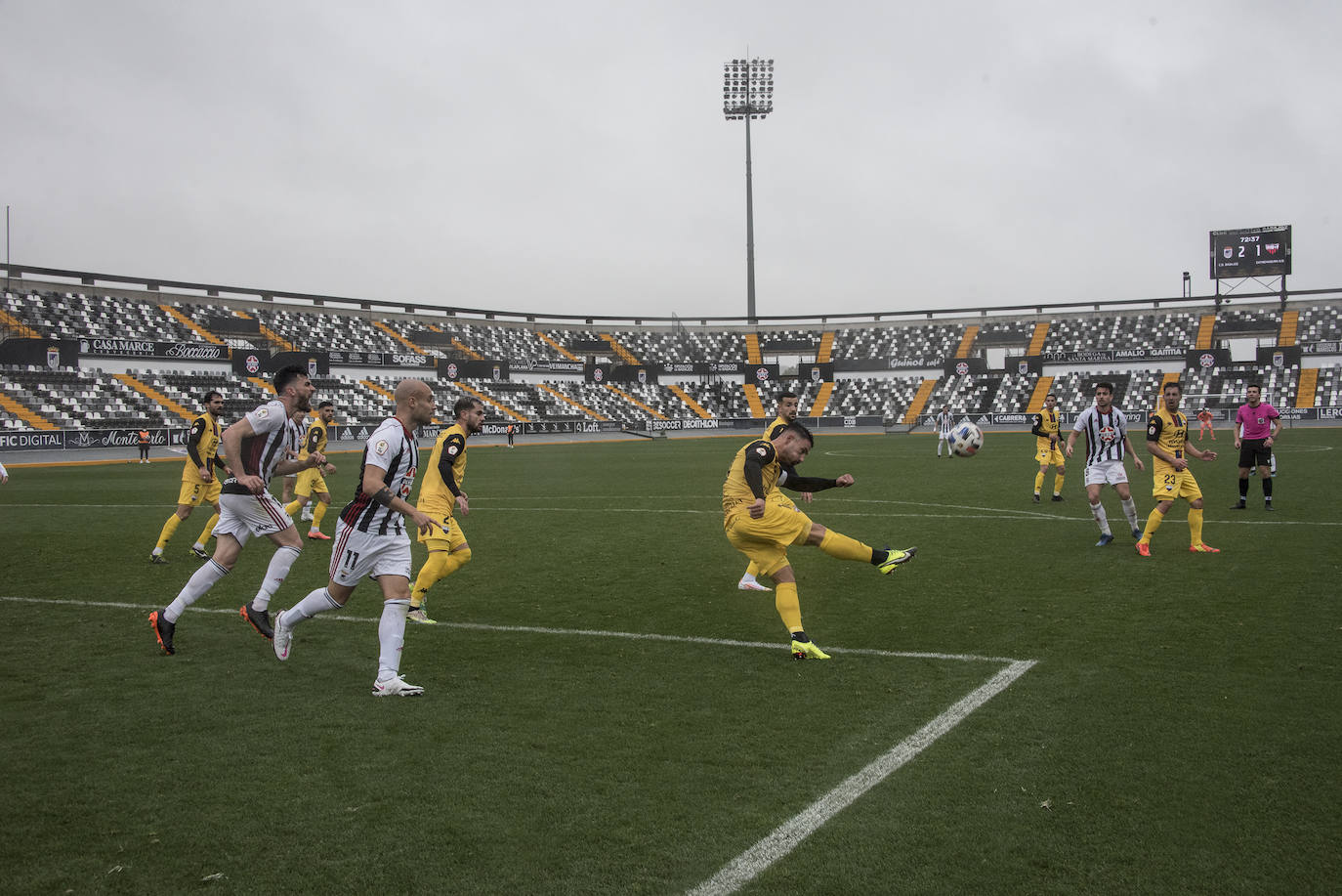 Fotos: El Badajoz se impone al Extremadura en un derbi trepidante (2-1)