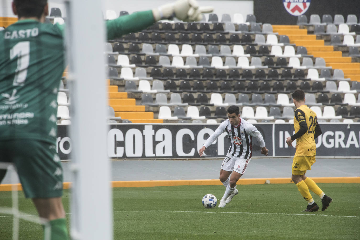 Fotos: El Badajoz se impone al Extremadura en un derbi trepidante (2-1)