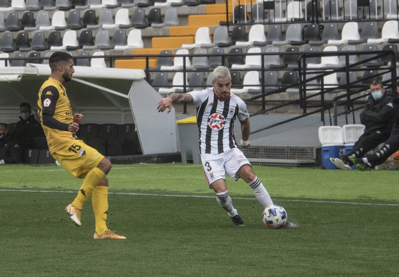 Fotos: El Badajoz se impone al Extremadura en un derbi trepidante (2-1)