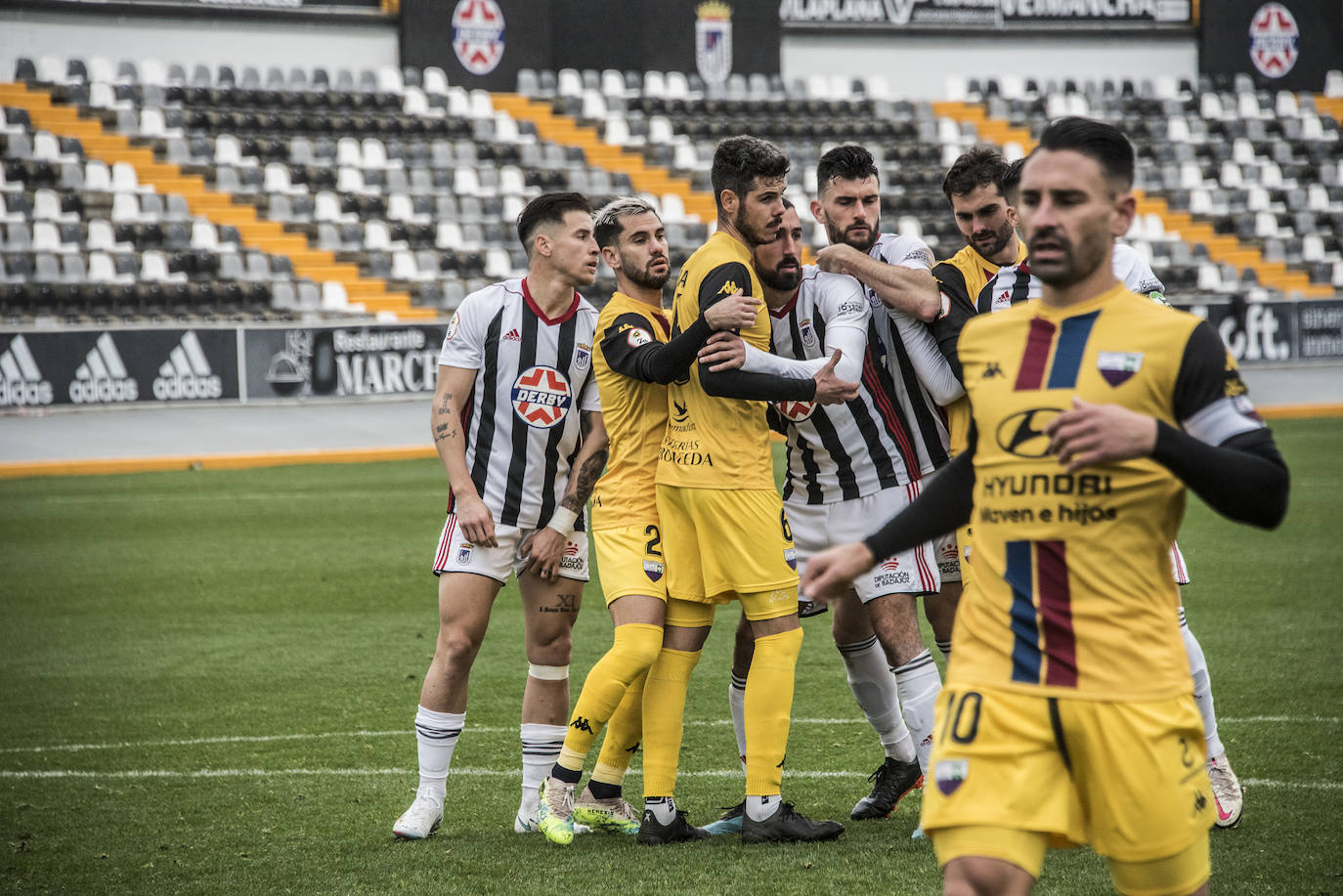 Fotos: El Badajoz se impone al Extremadura en un derbi trepidante (2-1)