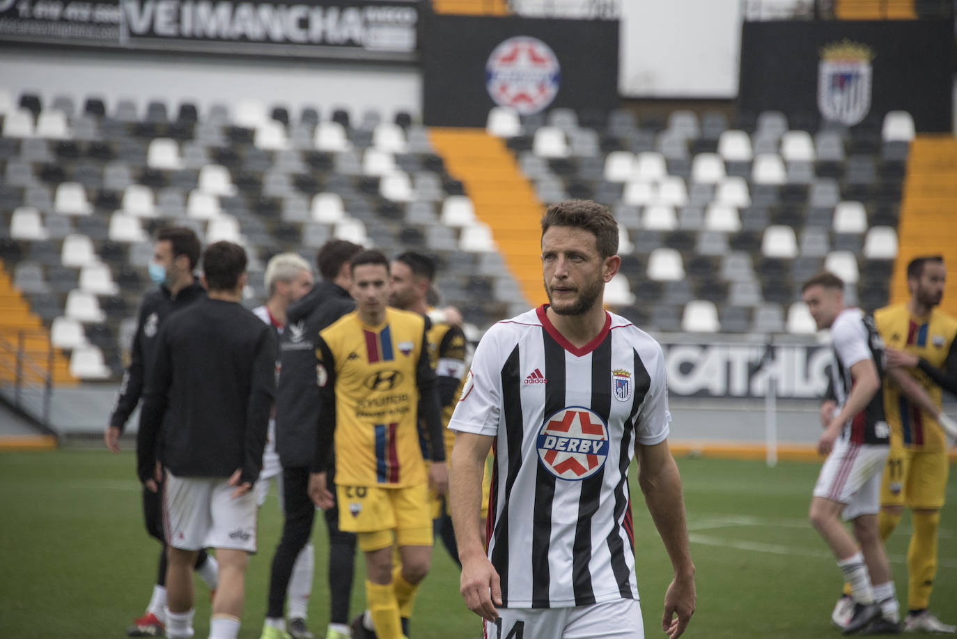 Fotos: El Badajoz se impone al Extremadura en un derbi trepidante (2-1)