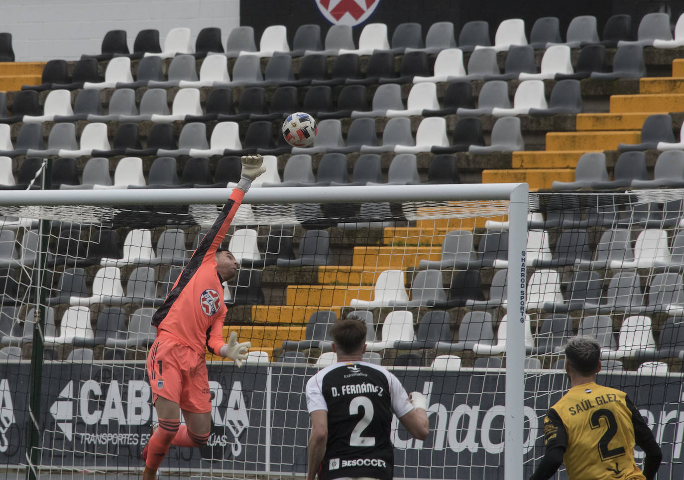 Fotos: El Badajoz se impone al Extremadura en un derbi trepidante (2-1)