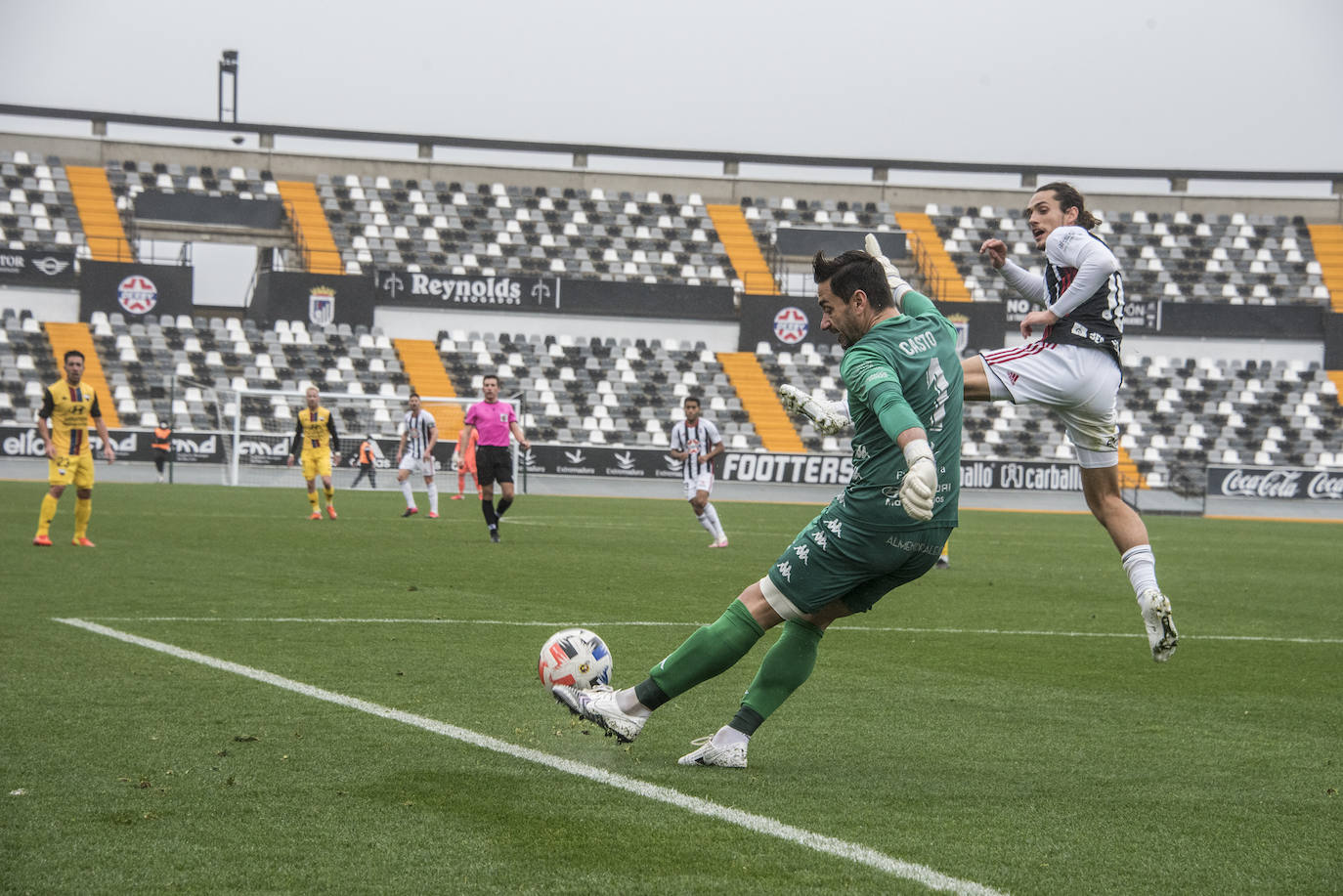 Fotos: El Badajoz se impone al Extremadura en un derbi trepidante (2-1)