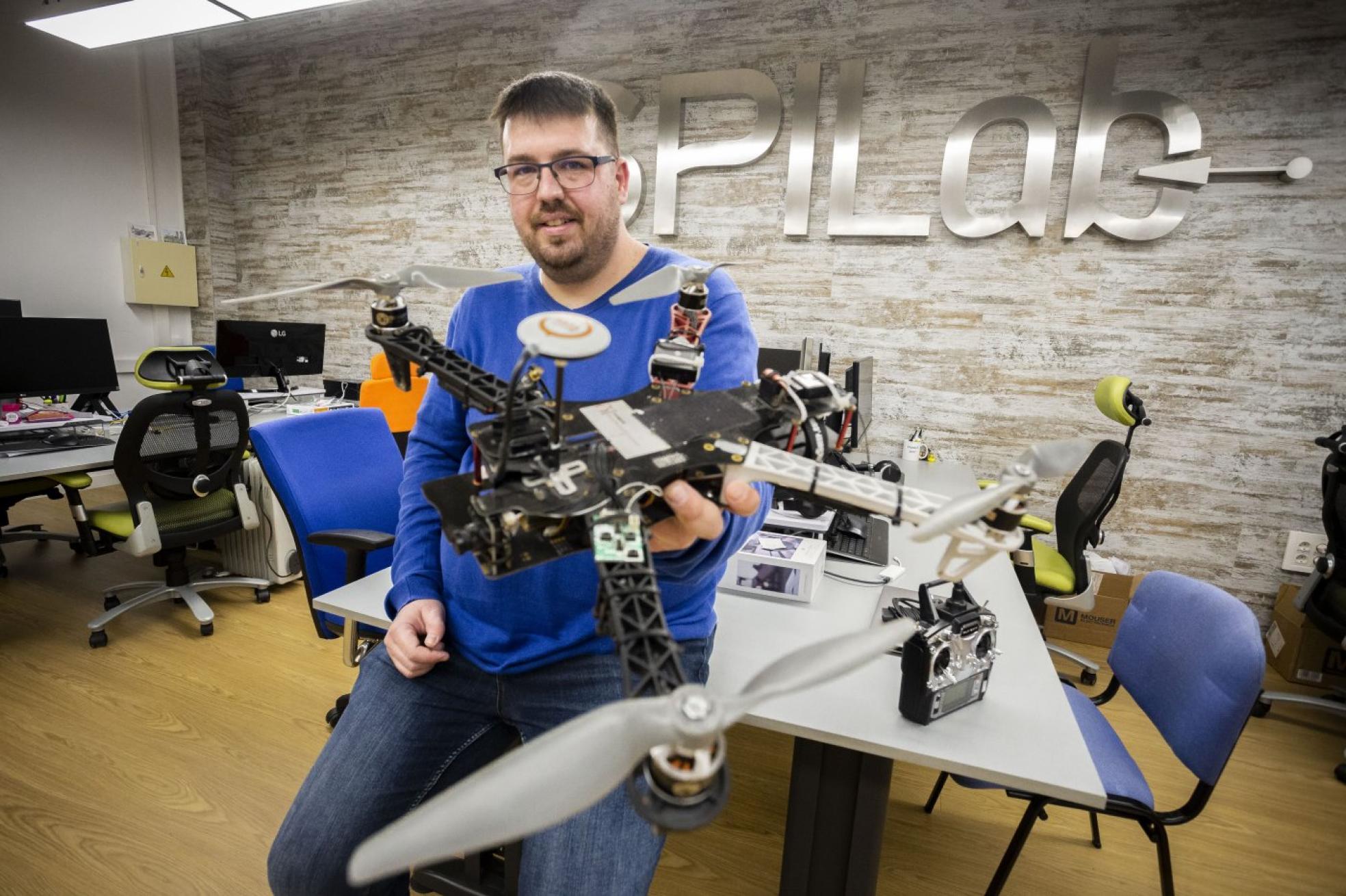 El investigador premiado, en dependencias de la Escuela Politécnica. 