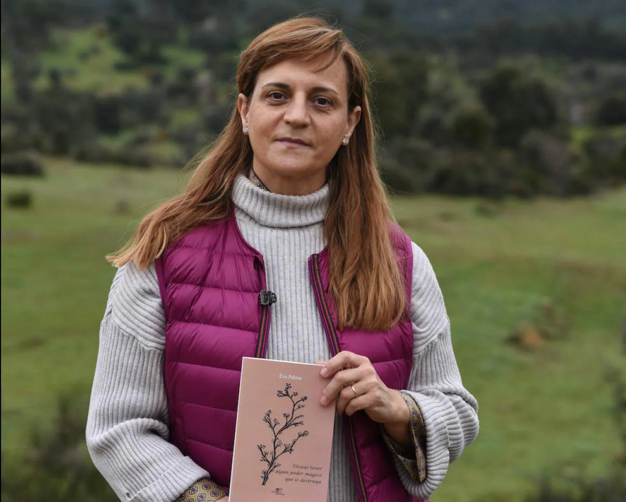 La placentina Eva Palma con su libro publicado. 