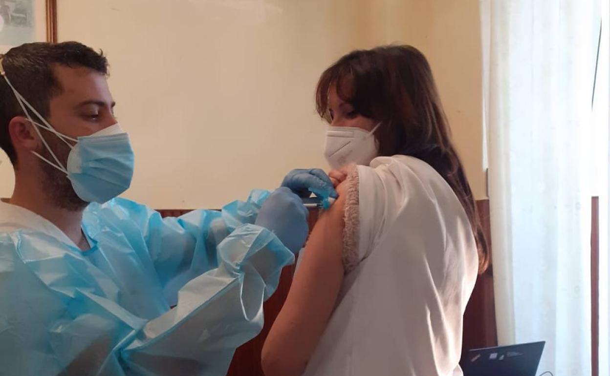 Una de las trabajadoras del Hogar de Mayores recibiendo la segunda dosis de la vacuna
