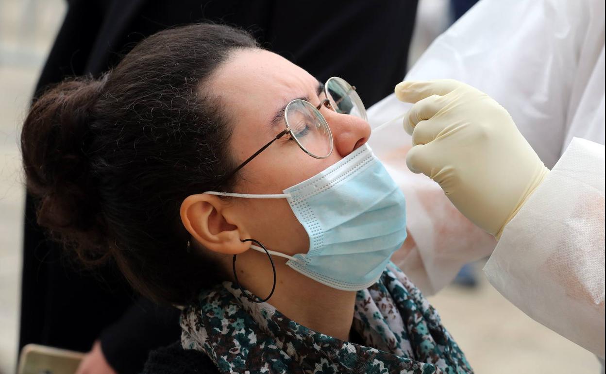 Coronavirus en Extremadura | La región suma 366 casos mientras desciende la presión en los hospitales y en las UCI