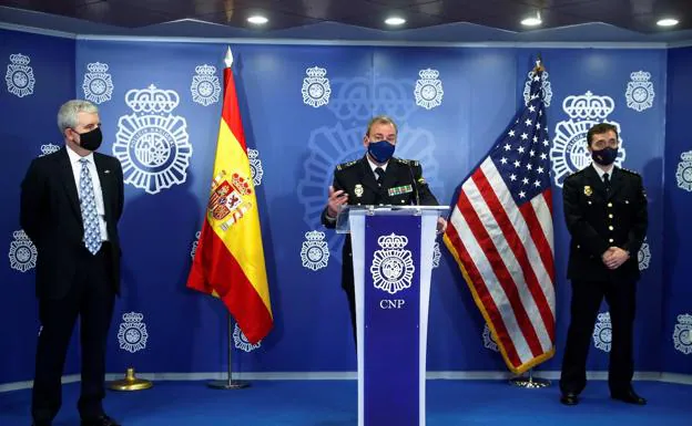 Rafael Pérez, comisario jefe de la Judicial, en el centro; a la izquierda de la foto, Conrad Tribble, de EE UU.