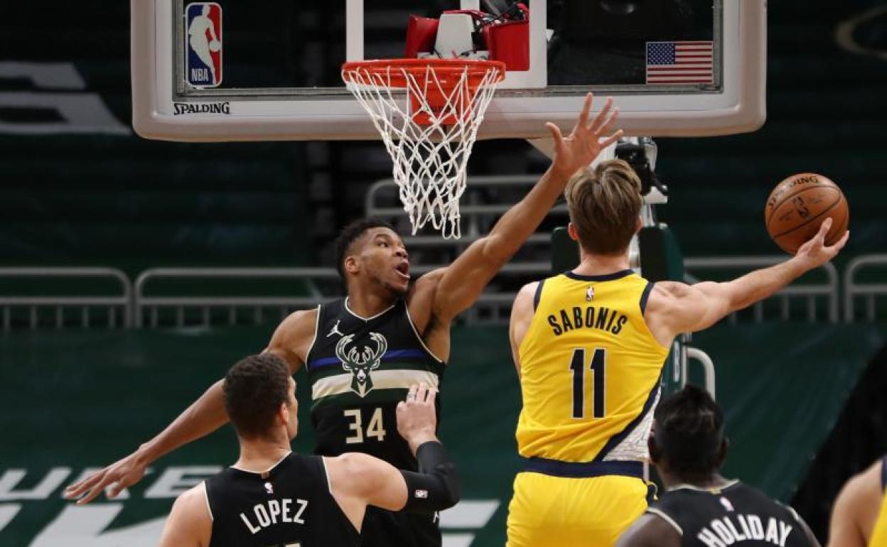 Giannis Antetokounmpo, estrella de los Bucks.