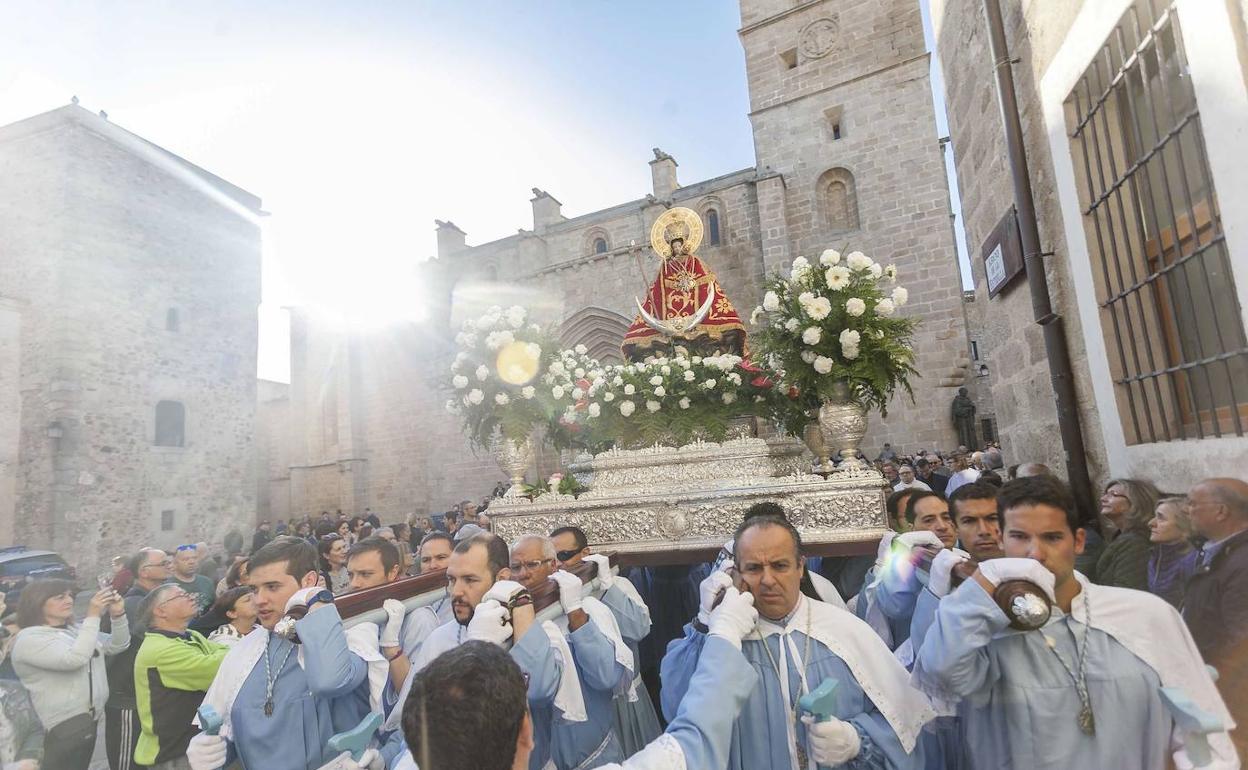 Imagen de archivo de la procesión de subida de la Virgen de la Montaña. 