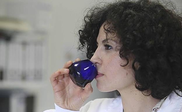Una catadora del grupo cooperativo con sede en Almendralejo prueba un aceite.