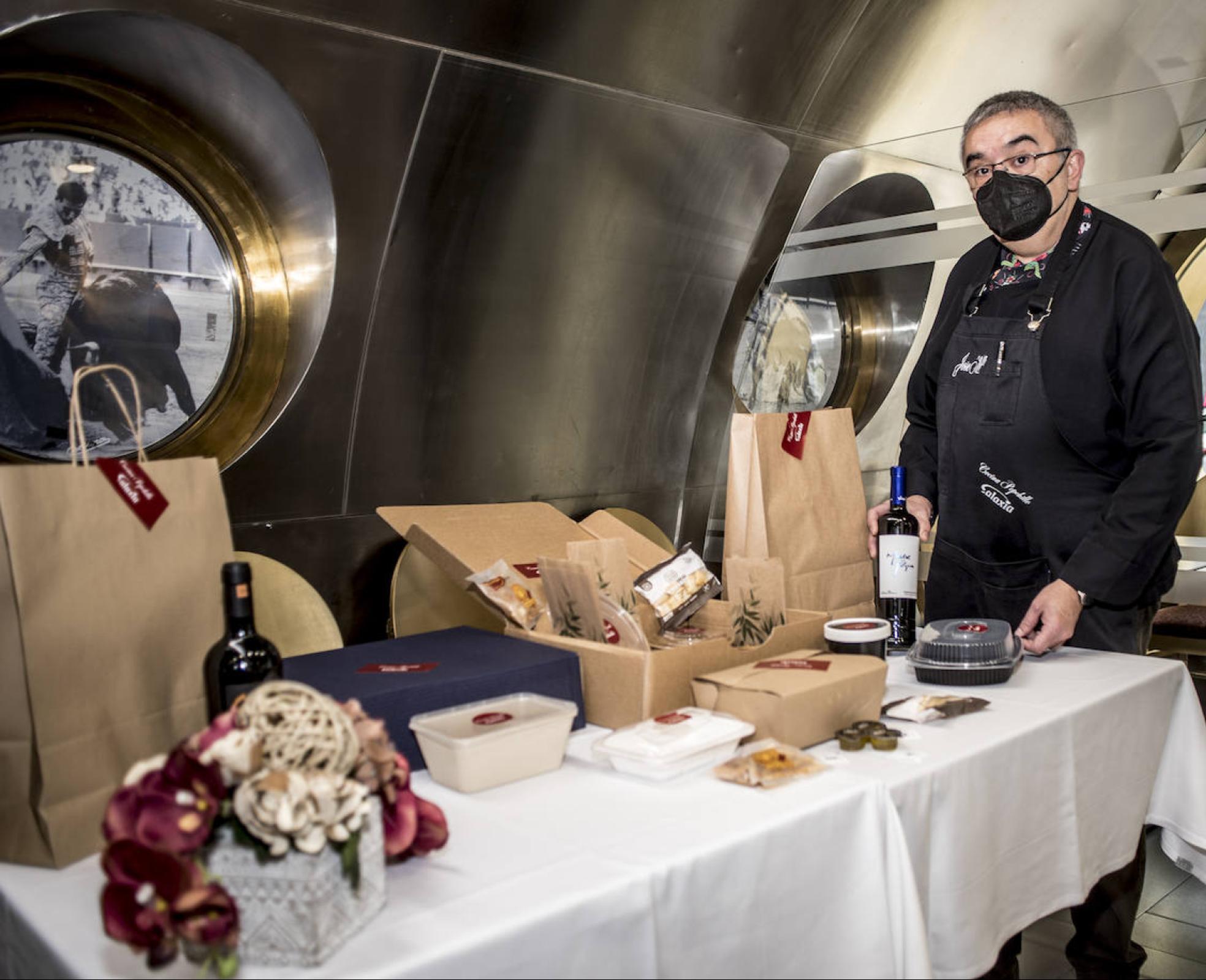 José María Martínez, de Galaxia, con la mesa llena de táperes. 