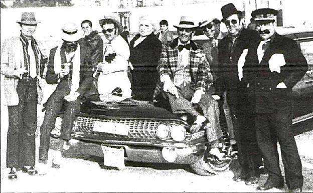 Celdrán, a la izquierda sentado sobre el coche, con su peña '18-1' en el Carnaval de 1983. 