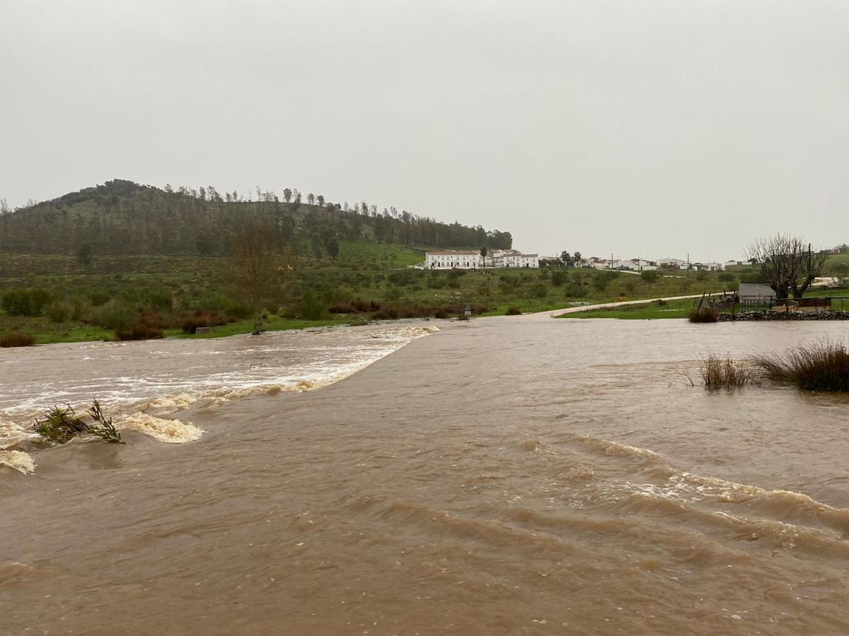 Fotos: La rivera de Alconchel empieza a desbordarse