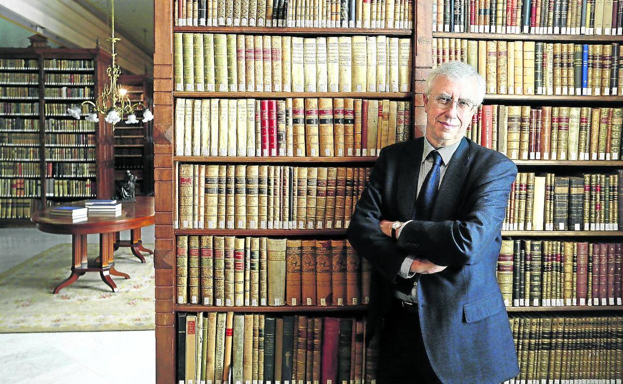 José Manuel Sánchez Ron, en la Biblioteca de la Real Academia, de la que es miembro.