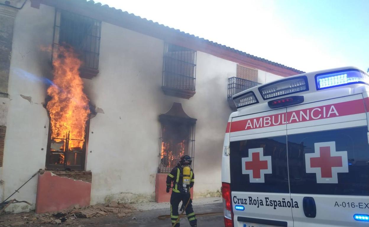 Bomberos actuando para sofocar las llamas