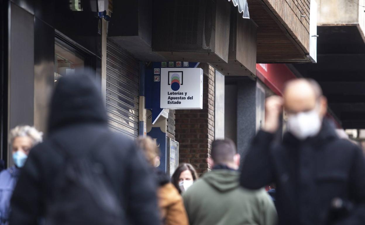 Imagen de la fachada de una céntrica administración de loterías de la ciudad. 