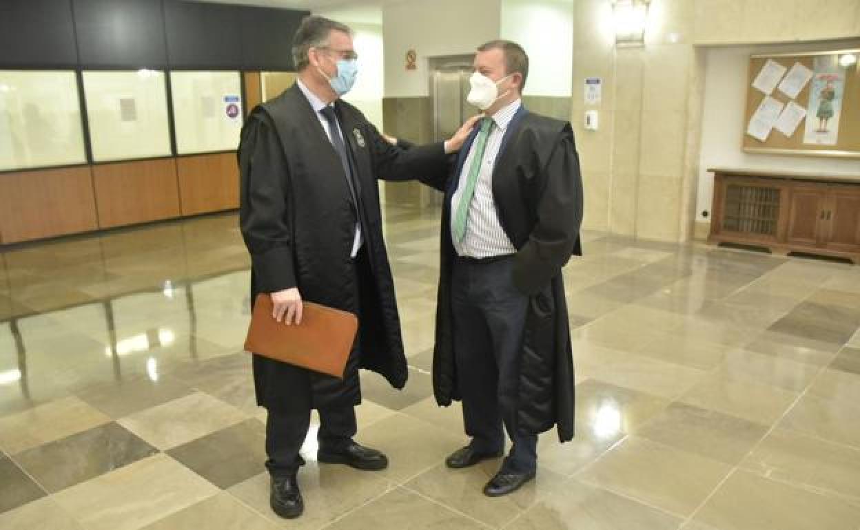 Los letrados José Duarte y Miguel Cristo han acordado una sentencia que reduce las penas de prisión