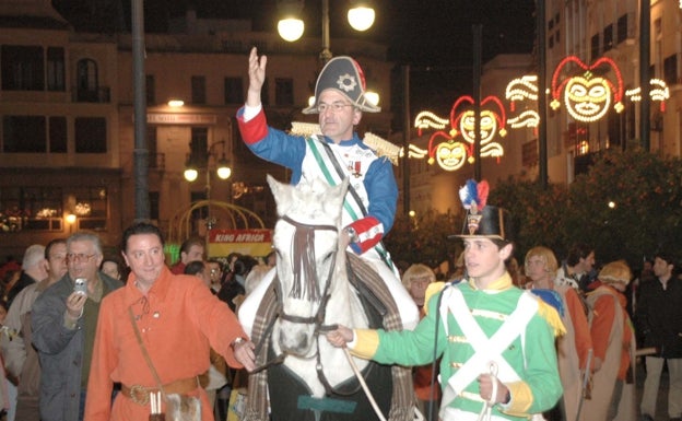 Paco 'el Cerillo' de la murga El nombre da igual, entró a caballo en la plaza de España para dar el pregón. 