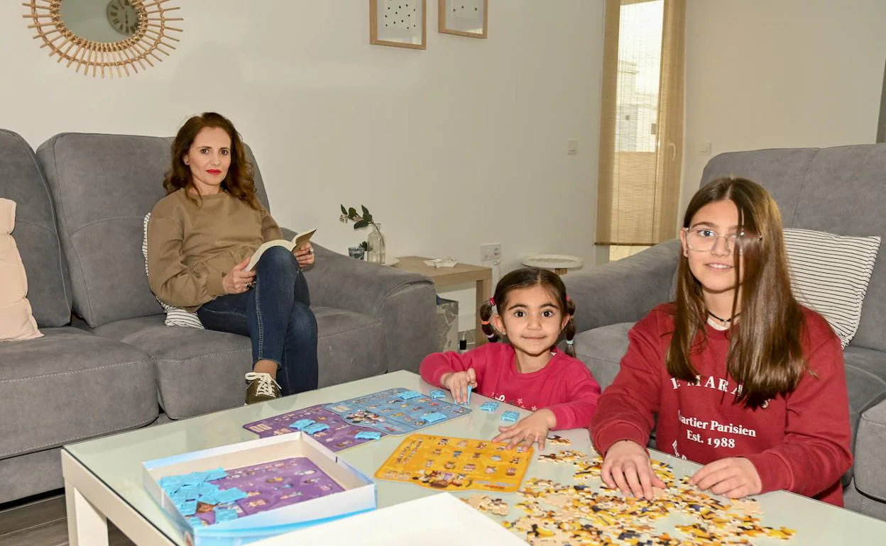 Alicia Torreglosa en su domicilio con sus dos hijas. 