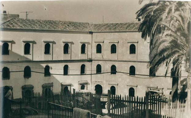 Imagen principal - Arriba, obras en este espacio durante la segunda mitad del XX; abajo a la izquierda, ficha de la Casa de la Madre, fechada en 1944; a la derecha, foto del palacio cuando funcionaba como casino. 