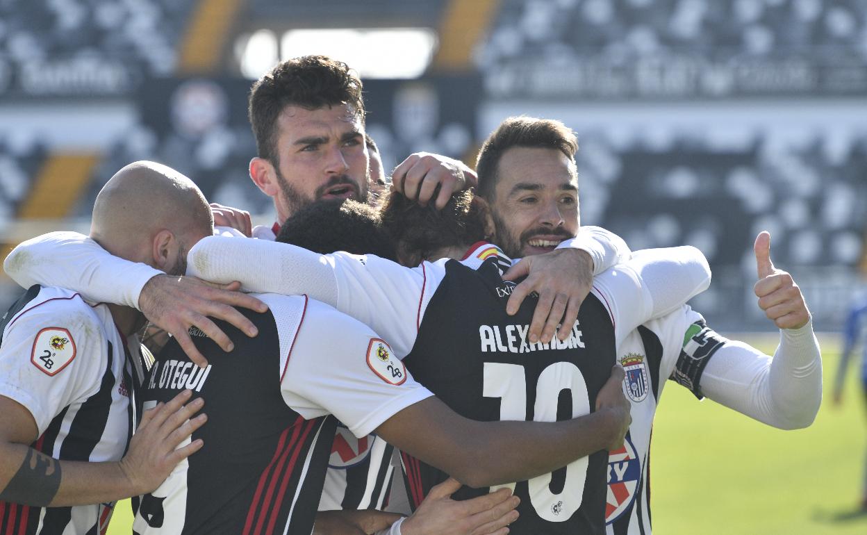 Los jugadores del Badajoz celebran el gol de Álex Corredera en el partido ante el Melilla en el Nuevo Vivero. 