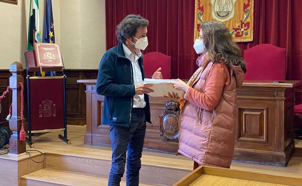 Entrega de currículums del Ayuntamiento a Enel Green Power